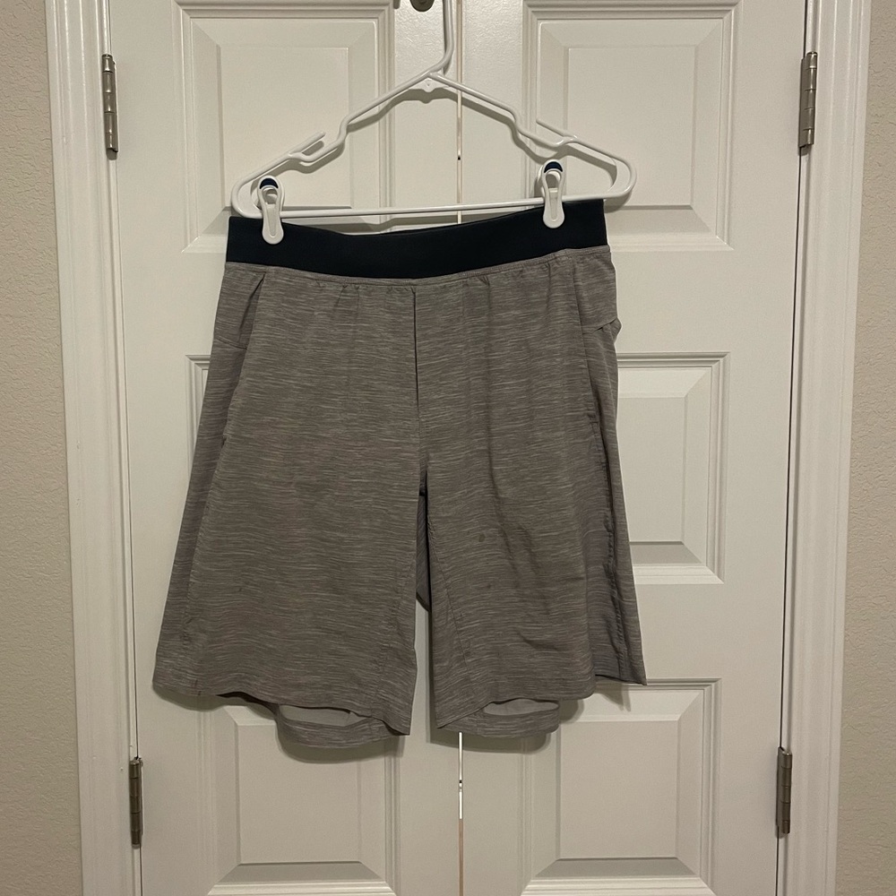 Lululemon mens linerless 9in inseam short size Large has small stains on leg